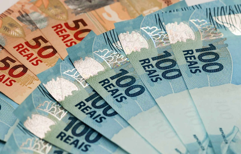 Ir para  <p>O governo federal anunciou o reajuste do sal&aacute;rio m&iacute;nimo de R$ 880 para R$ 937 em 2017. O novo valor passa a vigorar no dia 1&ordm; de janeiro de 2017. O presidente Michel Temer assinou um decreto nesta...